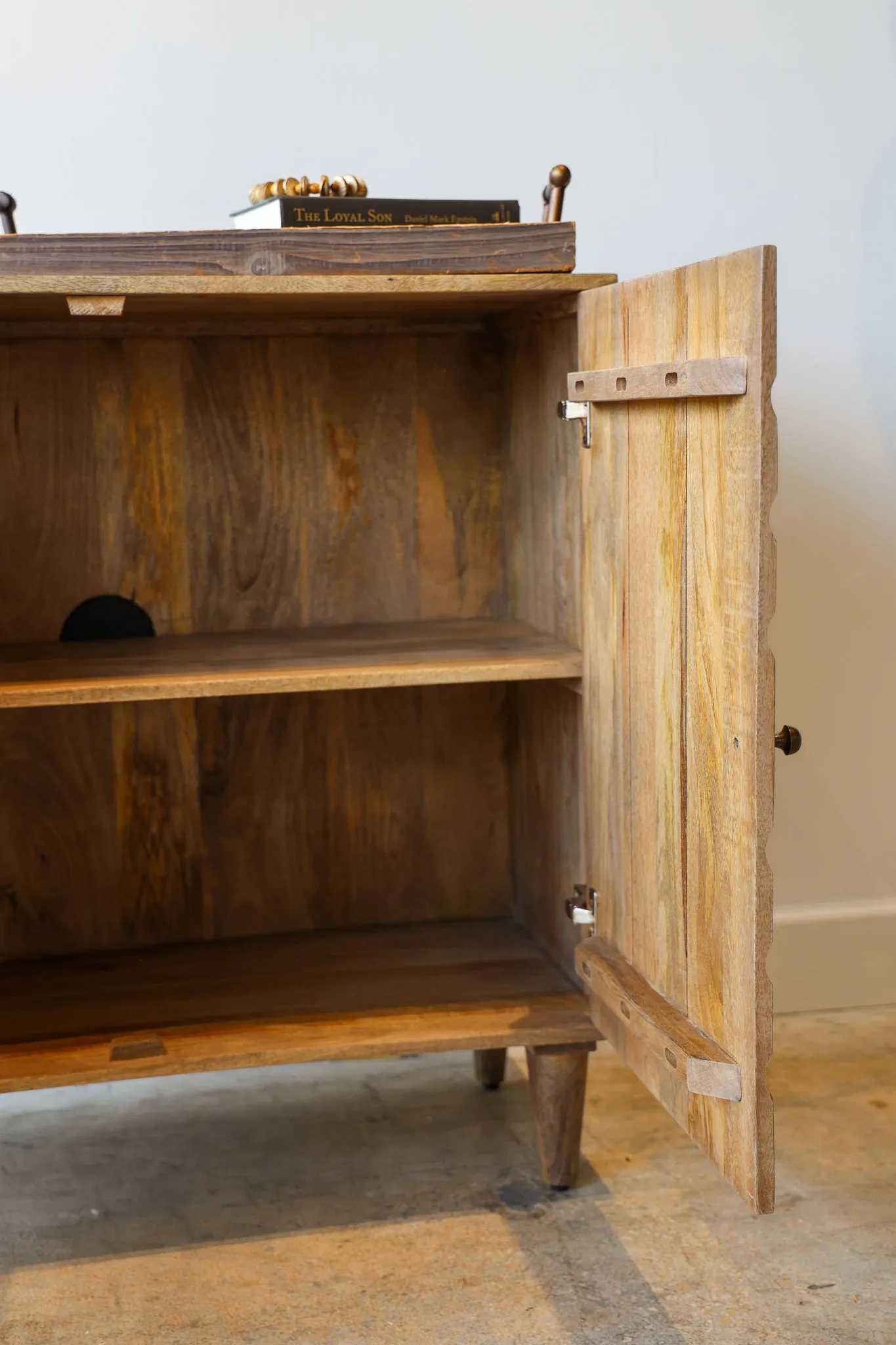 Arya Cabinet