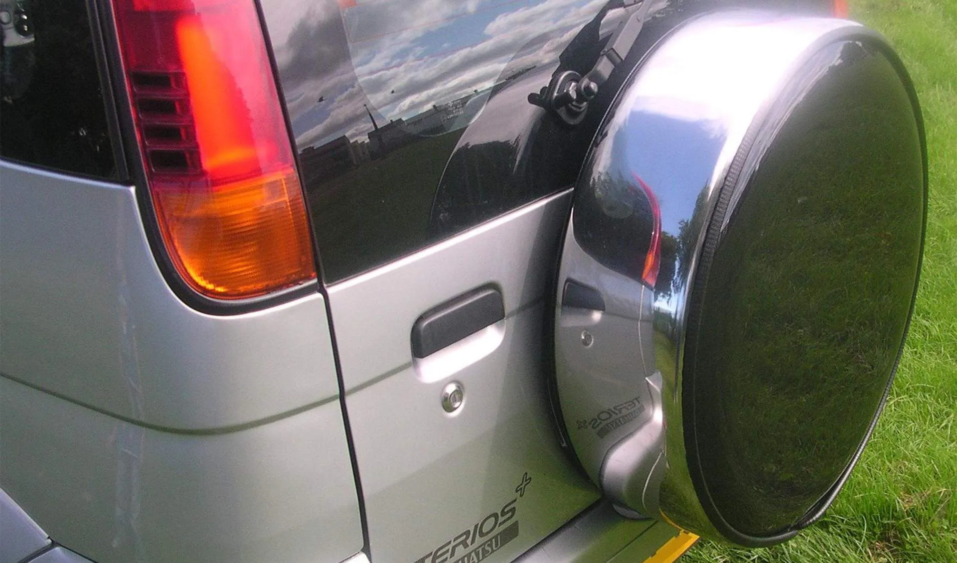 Black & Stainless Steel Wheel Cover for Tyre Size 195R15